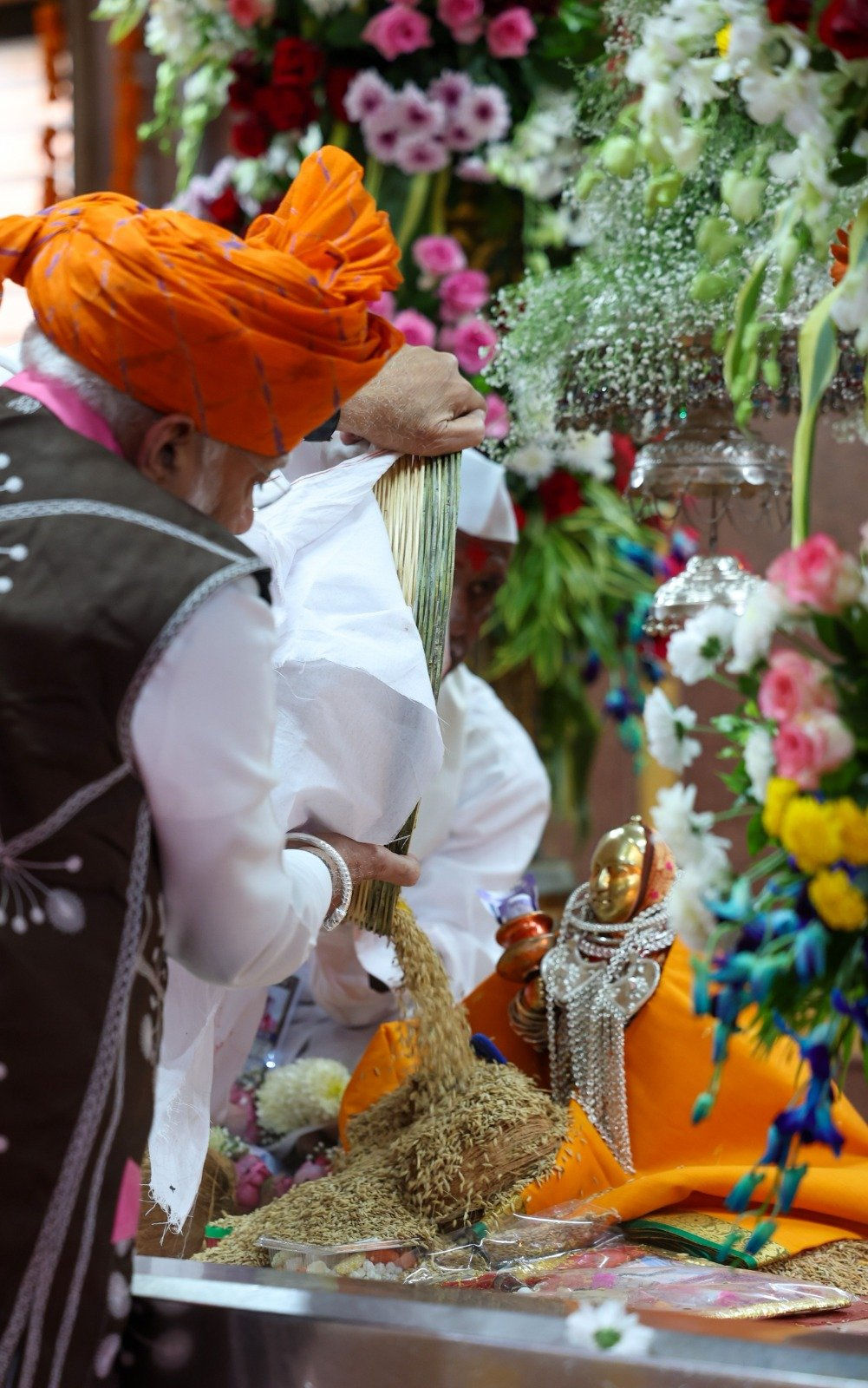 6 દાયકા સુધી રાજ કરનારાઓએ આદિવાસીઓને તેમના હાલ પર જ છોડી દીધા હતા : PM મોદી 2 - image