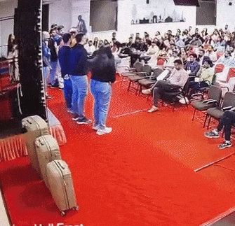 સુરતની કોલેજમાં સ્ટેજ પર સ્પીચ આપતી અમદાવાદની યુવતીનું હાર્ટ એટેકથી મૃત્યુ, ઘટના CCTVમાં થઈ કેદ 1 - image