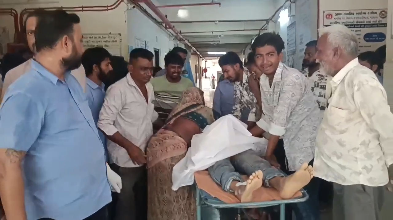 મહેસાણાના વિજાપુર નજીક બાંધકામ કરતી વખતે દીવાલ ધસી પડતાં 6 શ્રમિક દટાયા, 3ના મોત 2 - image