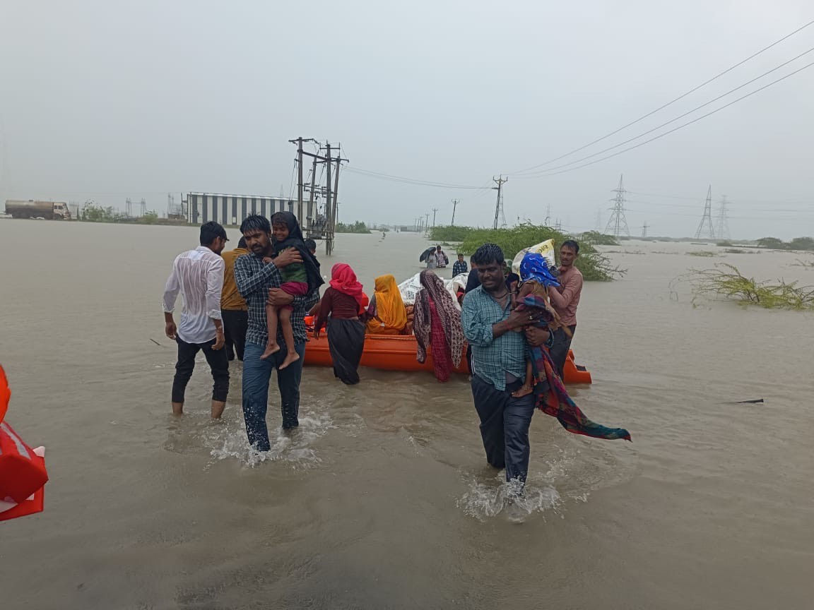 દ્વારકાના ભોગાત ગામ નજીક બિલ્ડિંગની ચોતરફ પાણી જ પાણી... 17 જણા ફસાયા, બોટમાં કરાયું રેસ્ક્યૂ 4 - image