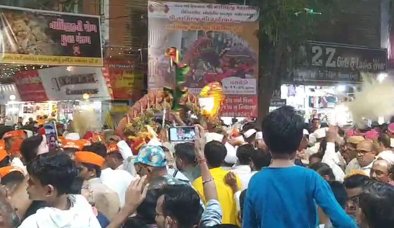 વડોદરા: ભગવાન નરસિંહજીના વરઘોડામાં હજારો ભક્તો જાનૈયા બન્યા, ચાંદલા વિધિ માટે લાગી લાંબી કતાર 3 - image