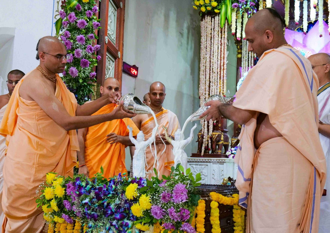 અમદાવાદ: ભાડજ હરેકૃષ્ણ મંદિરે નિત્યાનંદ ત્રિયોદશીની ભવ્ય ઉજવણી, પ્રભુને ધરાવાયો 108 વાનગીઓનો અન્નકૂટ 2 - image