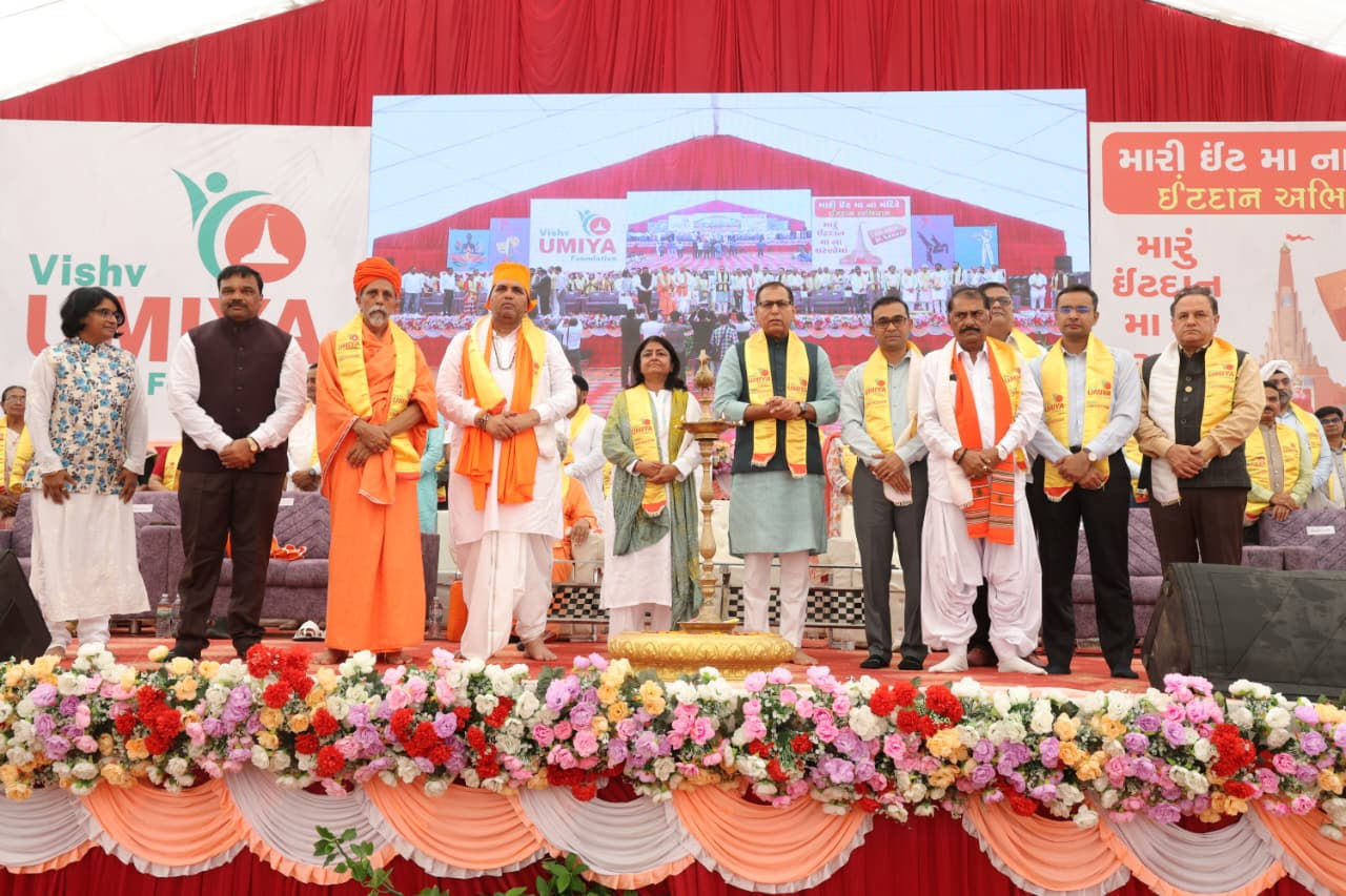 ભુજમાં 11 હજાર દીકરીએ સ્વરક્ષાના સંકલ્પ લઈ ગીતાનું પઠન કર્યું, સર્જાયો વર્લ્ડ રેકોર્ડ 3 - image