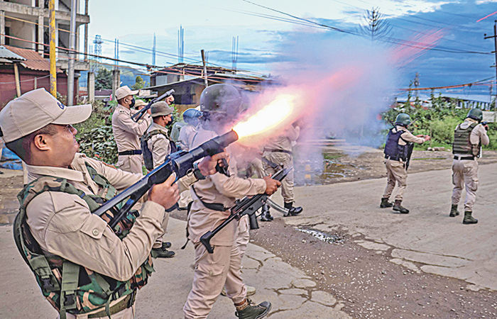 મણિપુરમાં ફરીથી હિંસા, પોલીસ સાથે સંઘર્ષમાં 50થી વધુ મહિલાઓને ઈજા 1 - image