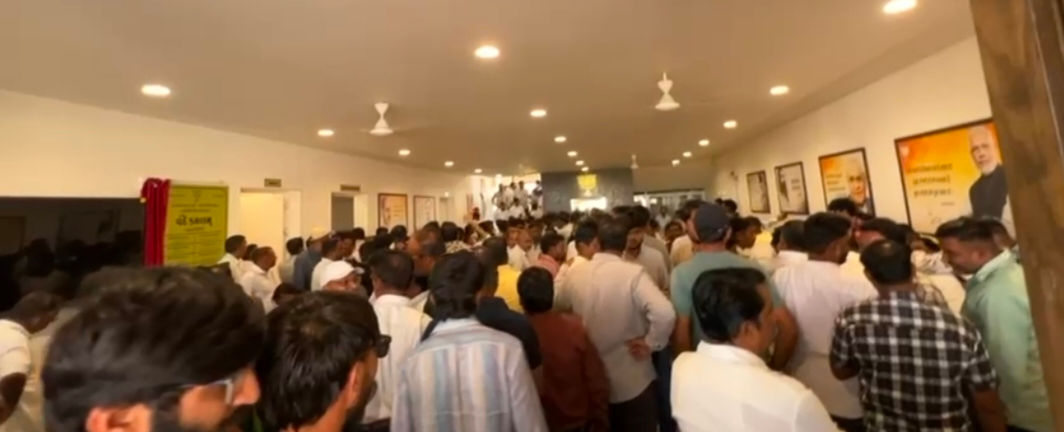 વડોદરા જિલ્લા ભાજપ કાર્યાલય પર ટિકિટ માટે દાવેદારોના ધસારાથી અવ્યવસ્થા 2 - image
