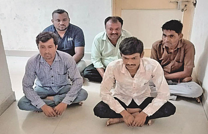 ગ્રામ્ય એલસીબી દરોડો પાડી રોકડ, મોબાઇલ સહિત રૂ. 73 હજારનો મુદ્દામાલ જપ્ત કર્યો 1 - image