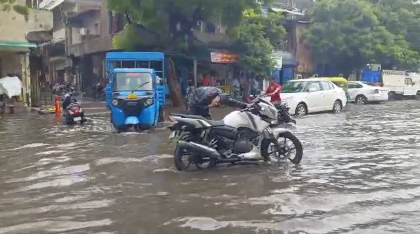 PHOTOS: વરસાદ નહીં, તંત્રની ઘોર બેદરકારીનો માર, ગુજરાતમાં જનજીવન ખોરવાયું! 4 - image