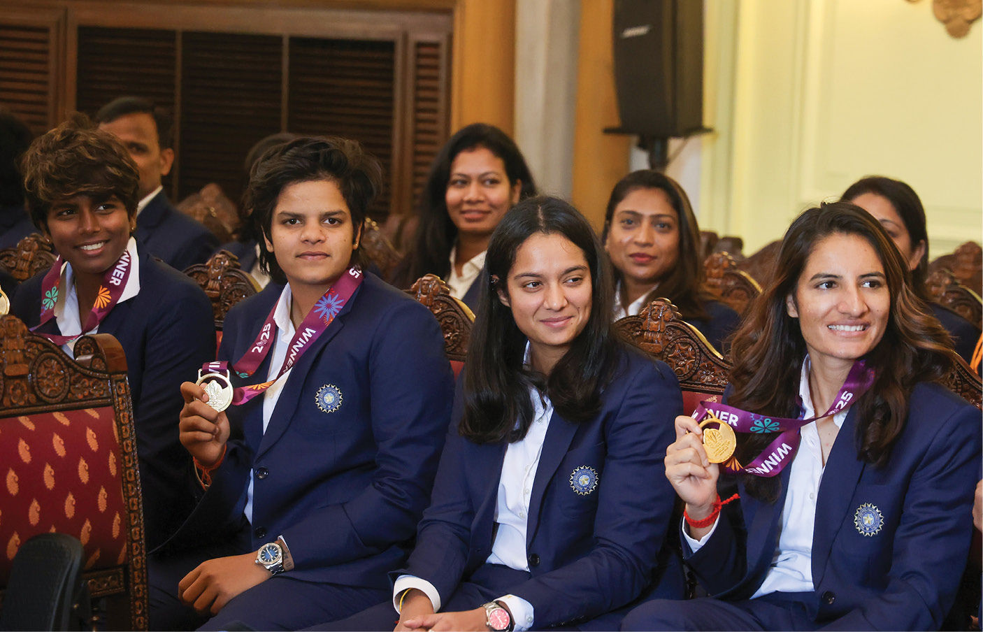 ભારતીય મહિલા ટીમે રાષ્ટ્રપતિ દ્રૌપદી મુર્મૂ સાથે કરી મુલાકાત, બુધવારે PM મોદીએ કરી હતી મુલાકાત 2 - image