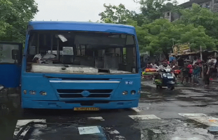 VIDEO: સ્માર્ટ સિટી સુરતના રસ્તાઓની પોલ ખુલી, પાંડેસરામાં રોડ પર પડેલા ભુવામાં ખાબકી સિટી બસ, 7 મુસાફરોને ઈજા 1 - image
