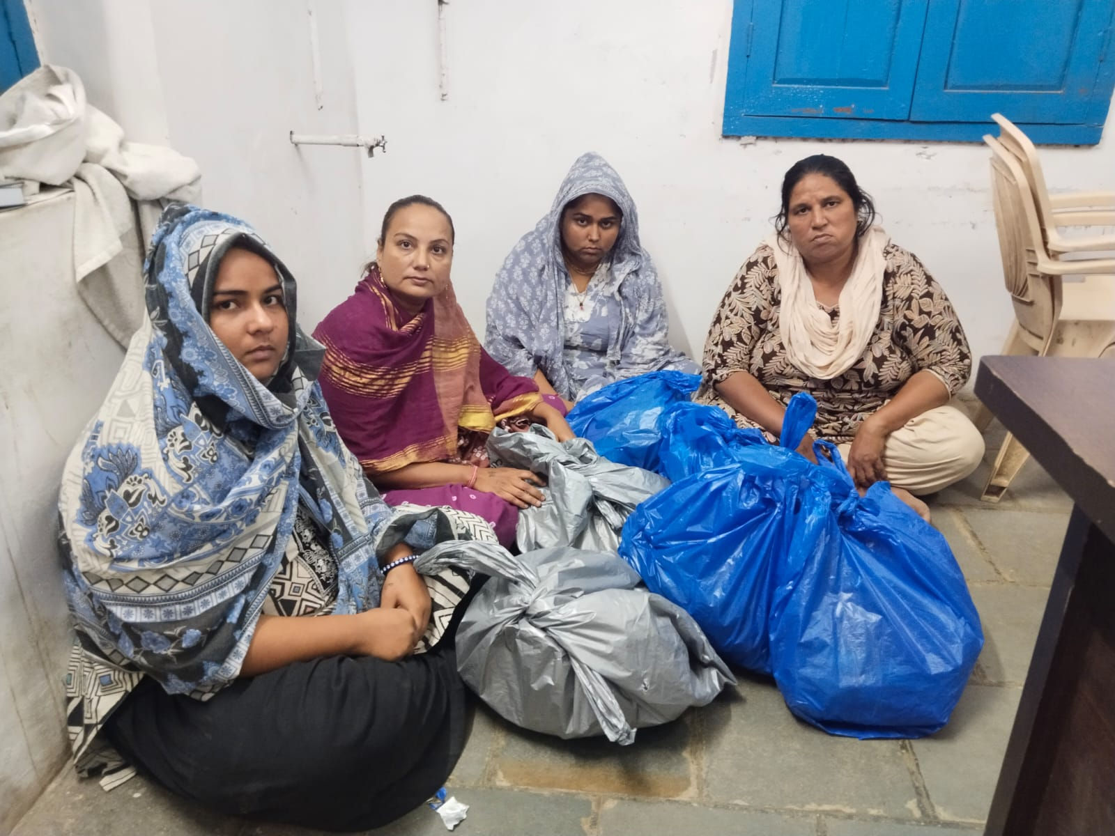 પંચમહાલ: ગ્રાહક બનીને ચોરી કરવા આવેલી 4 મહિલાઓની ટોળકી ઝડપાઈ, 22 ડ્રેસની ચોરી 2 - image