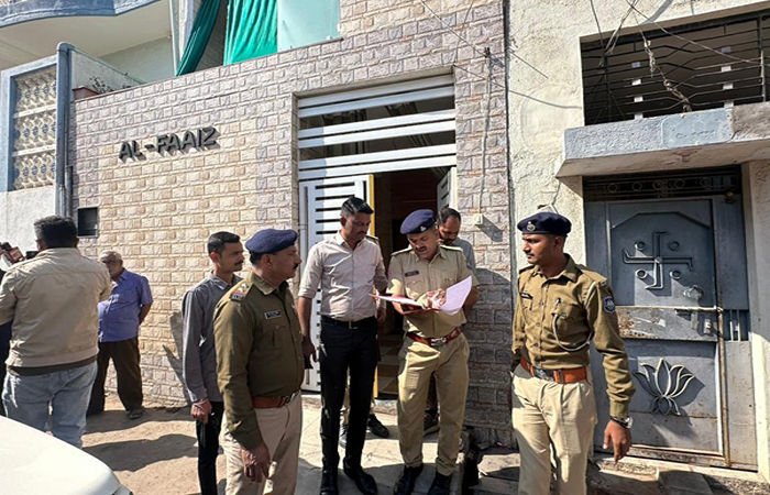 રાજકોટમાં અશાંત ધારાના ભંગ અંગે રૈયા રોડ વિસ્તારમાં પોલીસ ત્રાટકી 1 - image