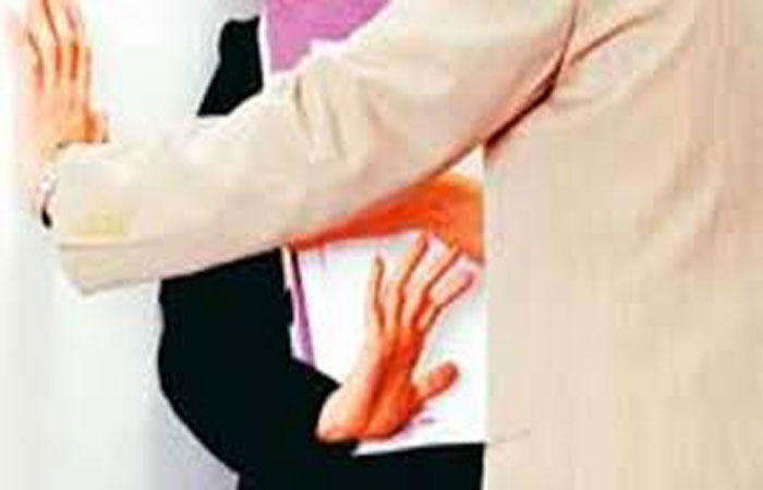 નિવૃત્ત શિક્ષિકા  અને 9  વિદ્યાર્થિનીઓની વિઝિટિંગ પ્રોફેસર દ્વારા જાતીય સતામણી 1 - image