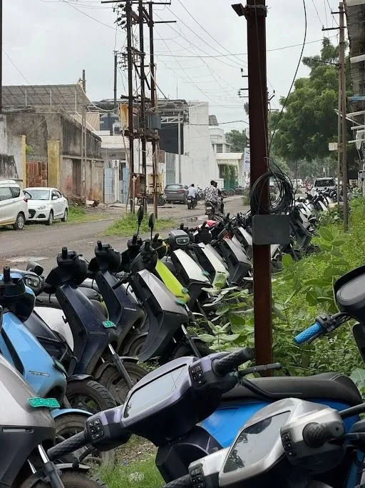 જામનગરમાં ઓલા સર્વિસ સેન્ટર પર ગ્રાહકોનું આક્રમક આંદોલન, કર્મચારીઓ વર્કશોપ છોડીને ભાગ્યા 3 - image