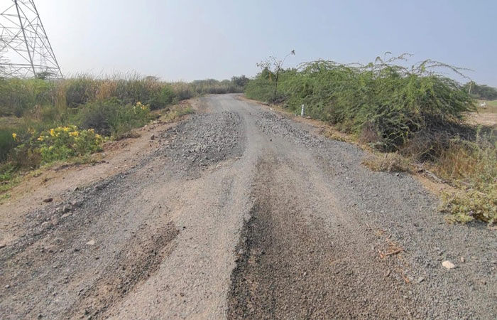 ધ્રાંગધ્રાના જેસડાથી કૃષ્ણનગરનો રસ્તો બિસ્માર બનતા ગ્રામજનોમાં રોષ 1 - image