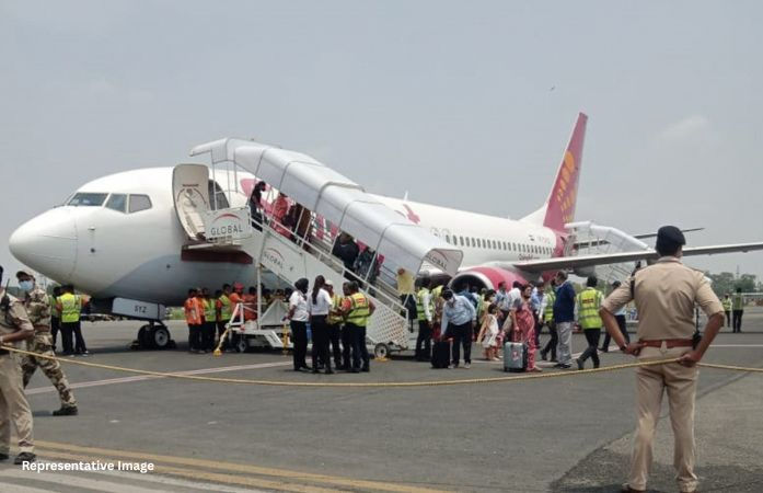 વધુ એક વિમાનનું એન્જિન ફેઇલ! દિલ્હી ઍરપોર્ટ પર સ્પાઇસ જેટની ફ્લાઇટનું ઈમરજન્સી લેન્ડિંગ 1 - image