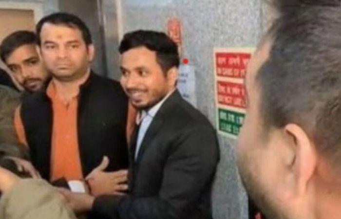 7 મહિના બાદ લાલુ યાદવને મળ્યા તેજ પ્રતાપ, બંને ભાઈ પણ આવ્યા આમને-સામને પરંતુ મુલાકાત ન કરી 2 - image