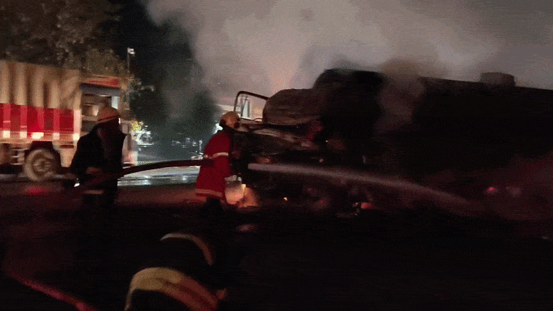 અમદાવાદ: સાણંદના વિરોચન નગર પાસે ટ્રિપલ અકસ્માત, થાર પર ડમ્પર પલટી જતાં બેના મોત 3 - image