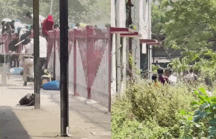 ઉધના રેલવે સ્ટેશને ભાગદોડ: દેશભરમાં ટીકા છતાં રેલવેનું એ જ રટણ, 'લાઠીચાર્જ થયો જ નથી!' 2 - image