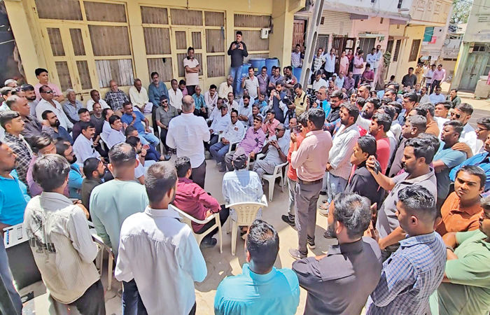 ખેડા જિલ્લાના ગ્રામ્ય વિસ્તારની પાટીદાર યુવતીને પરત આપવા માટે સમાજની બેઠક 1 - image