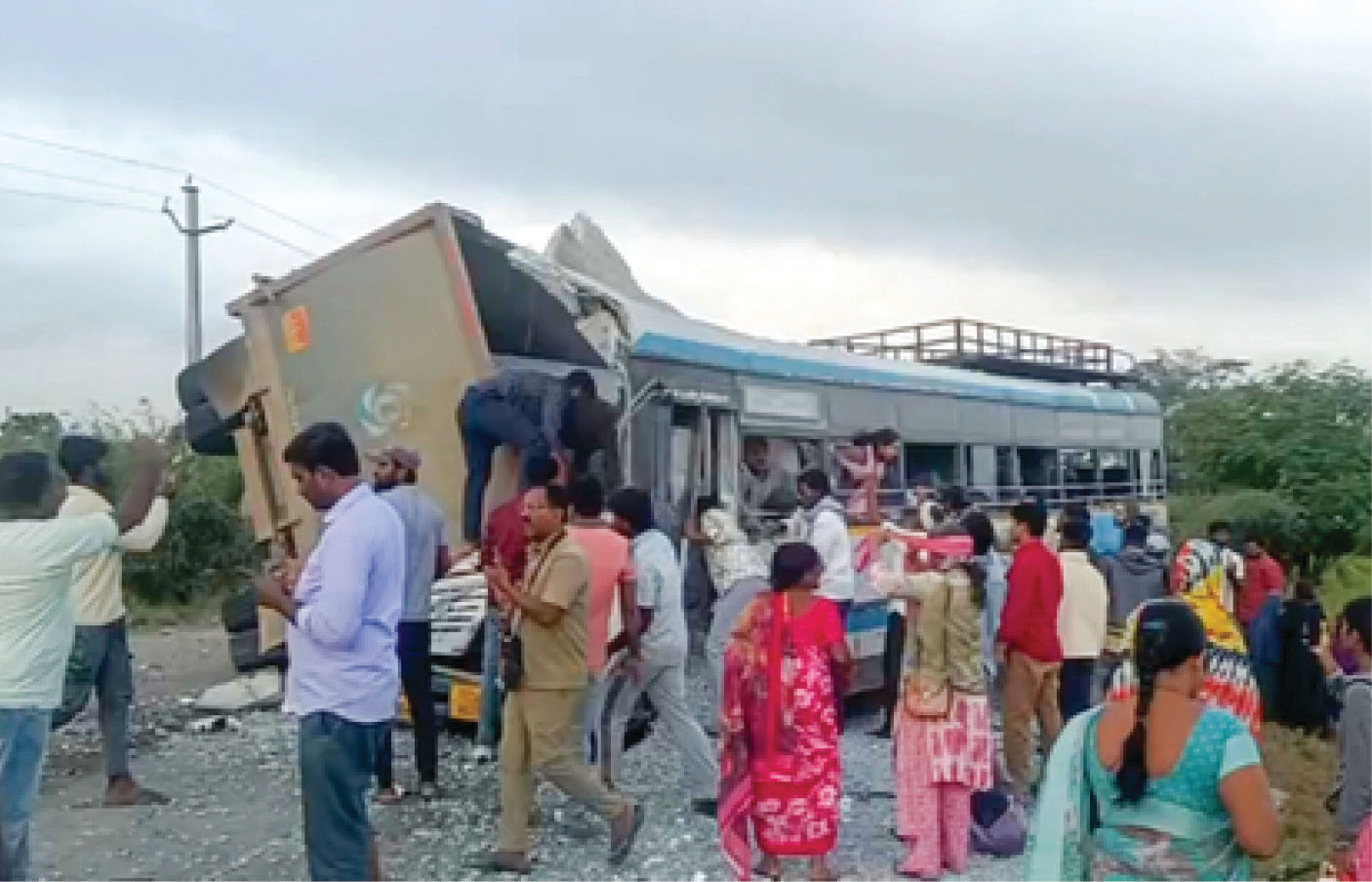 PHOTO : રોડ પર મોતનું તાંડવ... છેલ્લા 24 કલાકમાં પાંચ અકસ્માત, 60ના મોત, 42ને ઈજા 9 - image