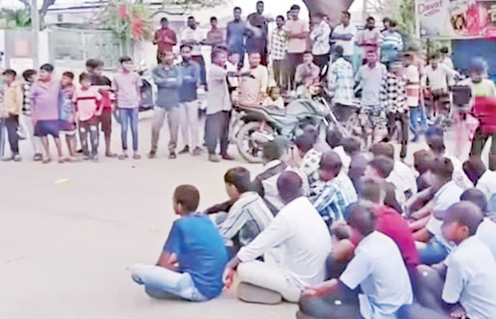 35 વિદ્યાર્થીઓને જૂના યુનિફોર્મ હોવાનું જણાવી વર્ગમાં પ્રવેશ ન આપતા હોબાળો 1 - image