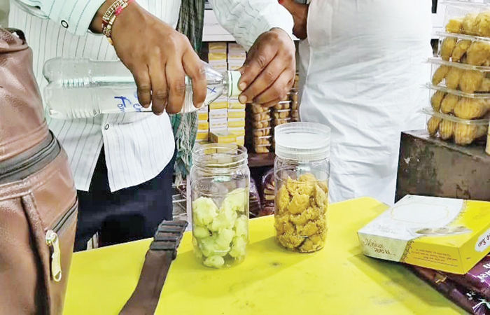 મહેમદાવાદ, ડાકોર, કપડવંજમાં ફૂડ એન્ડ ડ્રગ્સની ટીમોએ અખાદ્ય જથ્થો નાશ કર્યો 1 - image