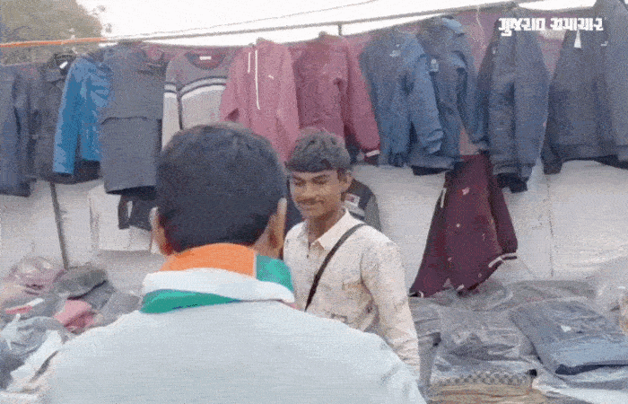 સાવરકુંડલામાં ધૂળિયા રસ્તા મુદ્દે કોંગ્રેસનો માસ્ક વિતરણ સાથે અનોખો વિરોધ, કાર્યકરોનું આંદોલન નિષ્ફળ ગયાનો આક્ષેપ 2 - image