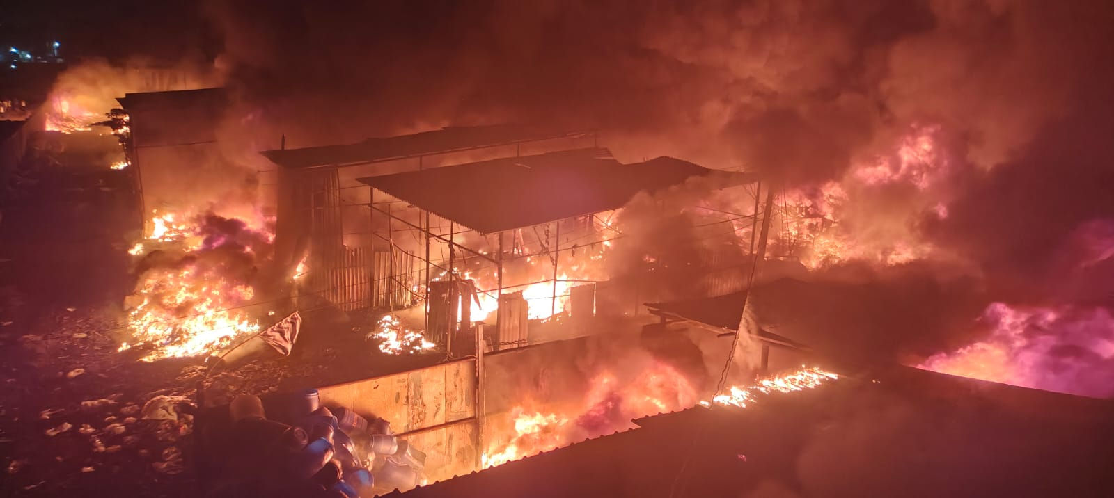 વાપીના ડુંગરી ફળિયામાં ભંગારના 35થી વધુ ગોડાઉનોમાં ભીષણ આગ, કેમિકલ-પ્લાસ્ટિકના જથ્થાએ આગને બનાવી વિકરાળ 2 - image