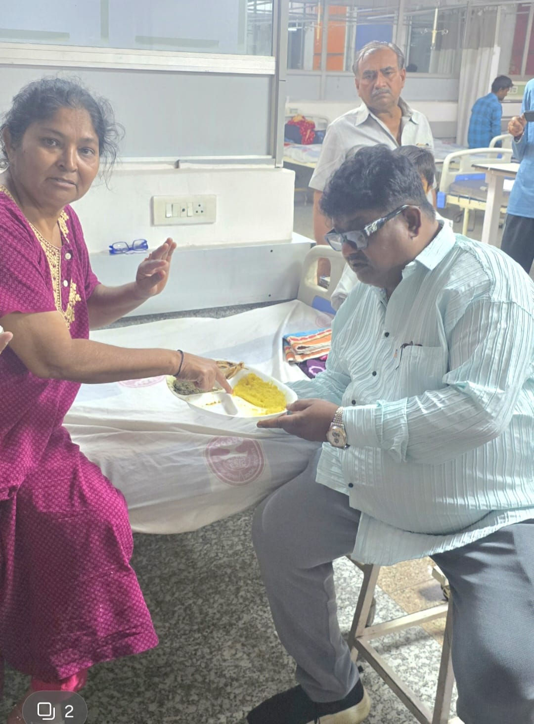 અમદાવાદ: બાપુનગર સ્થિત ESIC સંચાલિત હોસ્પિટલમાં ગંભીર બેદરકારી, ખીચડીમાં જીવાત મળતા હોબાળો 2 - image