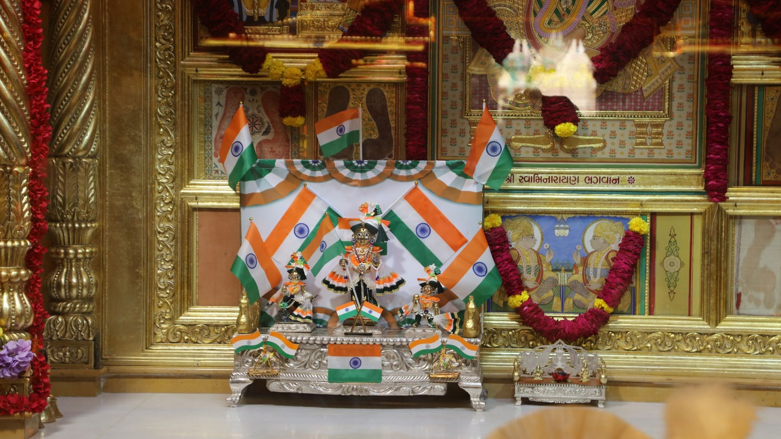 સાળંગપુરમાં કષ્ટભંજનદેવ દેશભક્તિના રંગે રંગાયા, દાદાને તિરંગાનો શણગાર કરાતા ભક્તો ભાવવિભોર 4 - image