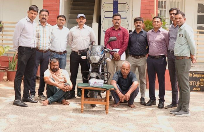 અમદાવાદ: ચેઇન સ્નેચિંગ કરતા બે રીઢા ગુનેગાર ઝડપાતા 6 ગુના ઉકેલાયા, મંદિર-દેરાસર વિસ્તારમાં શોધતા હતા ટાર્ગેટ 1 - image