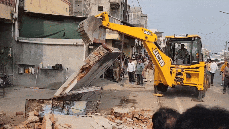 પંચમહાલ: શહેરામાં હાલોલ-શામળાજી હાઈવે પરથી 200થી વધુ દબાણો દૂર કરાયા 1 - image