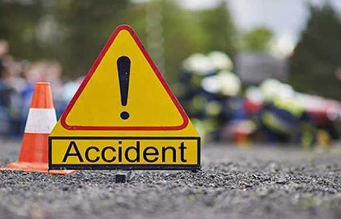 કારની ટક્કરથી રિક્ષાએ પલટી ખાધી : એકનું મોત, એક ઘાયલ | A rickshaw overturns after hitting a car: one dead one injured - Gujarat Samachar