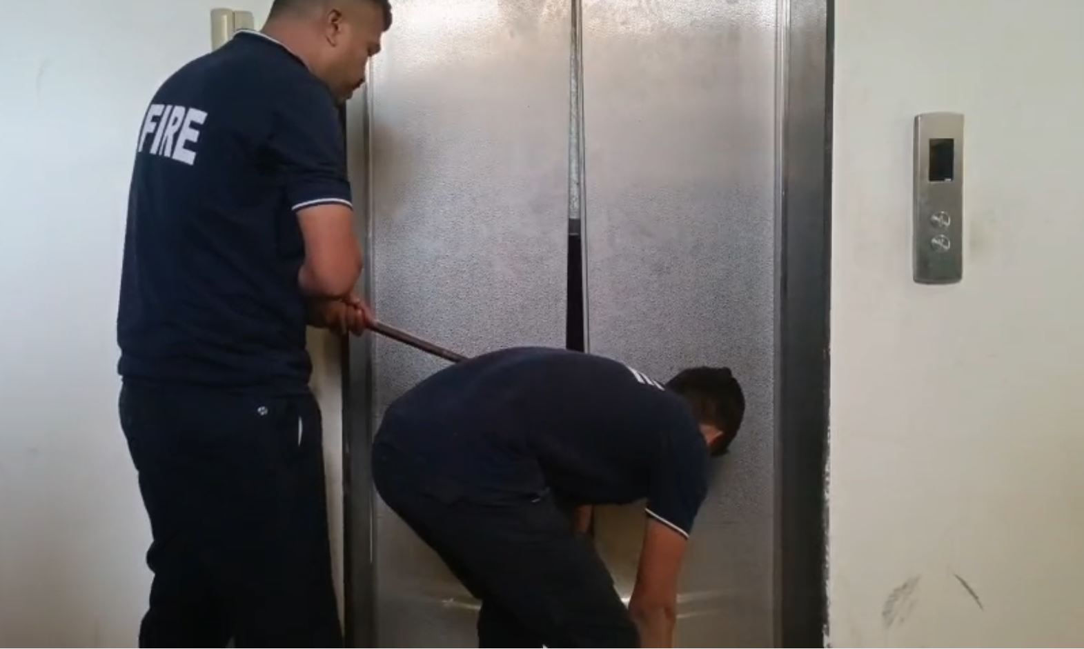 ગોધરા તાલુકા સેવાસદનની લિફ્ટમાં વ્યક્તિ ફસાયો, ફાયર વિભાગે દરવાજો તોડી રેસ્ક્યુ કર્યું 3 - image