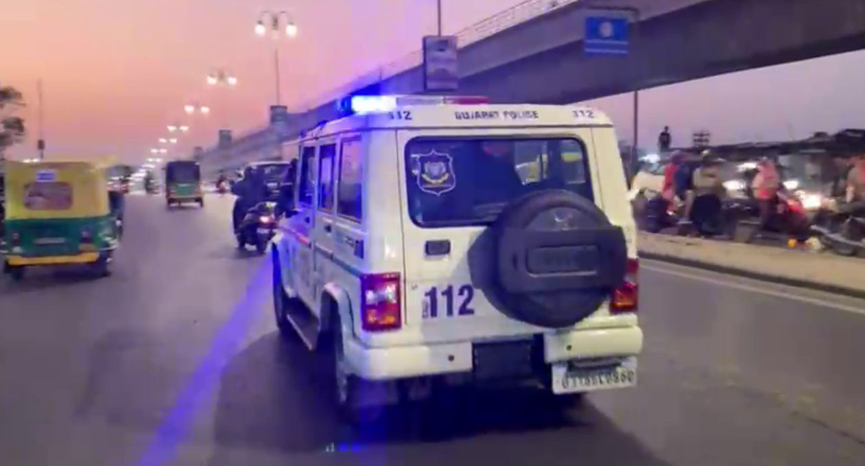 અમદાવાદના RTO સર્કલ પાસે નશામાં ધૂત બે યુવકે રોડ પર ધમાલ મચાવી, વાહનમાં તોડફોડ કરી 3 - image