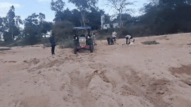 'અમે અધિકારીઓને હપ્તા આપીએ છીએ', છોટા ઉદેપુરના અછાલા ગામે રેતી માફિયાઓનો આતંક, વિરોધ કરનારા ખેડૂતોને મળી ધમકી! 1 - image