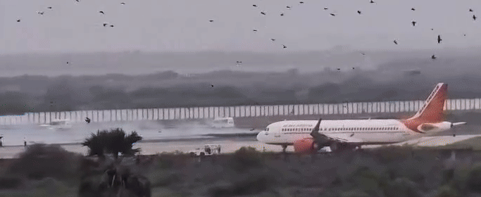 સુરત ઇન્ટરનેશનલ એરપોર્ટના રનવે પાસે આગ લાગી, કેટલીક ફ્લાઇટ્સ ડાયવર્ટ કરવાની પડી ફરજ 1 - image