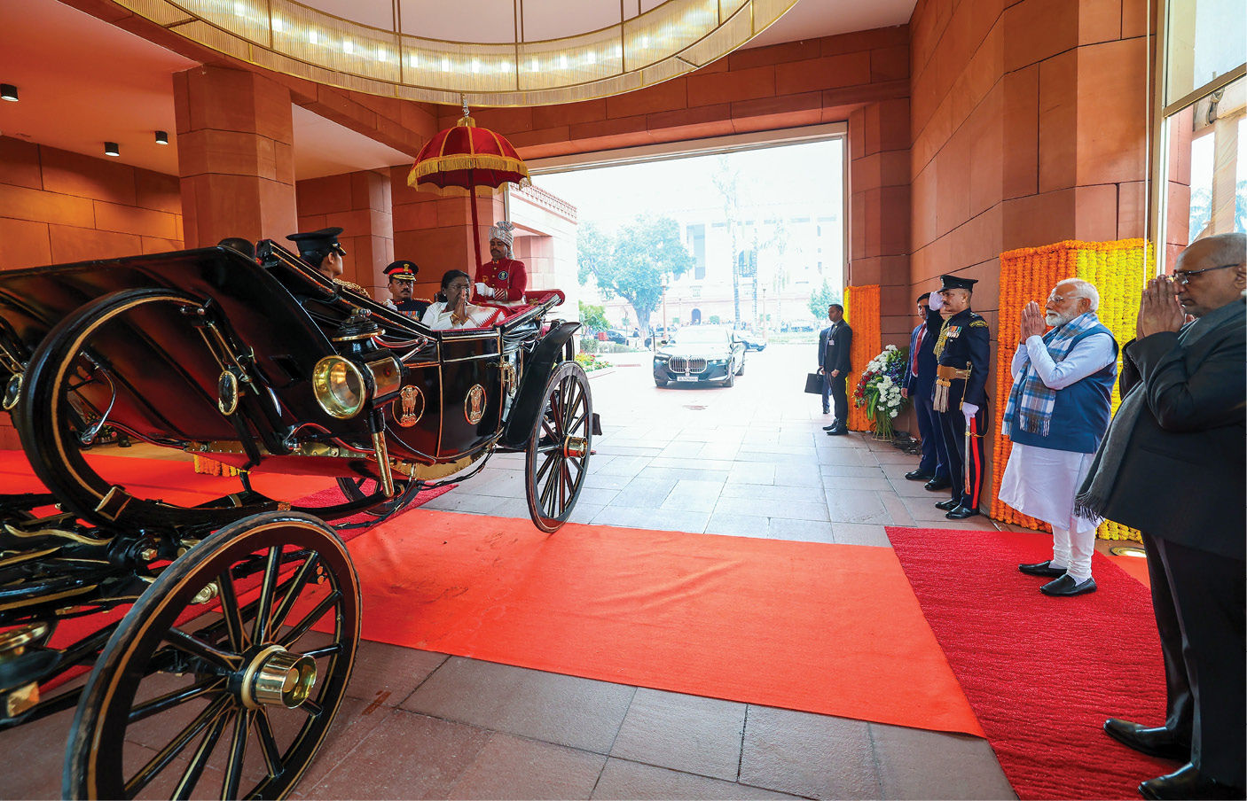 બીટિંગ ધ રિટ્રીટ સેરેમની : સેનાએ રાષ્ટ્રપતિને આપી ભવ્ય રાષ્ટ્રીય સલામી, ‘કદમ-કદમ બઢાયે જા’ની ધૂન પર ગુંજી ઉઠ્યું દિલ્હી 2 - image