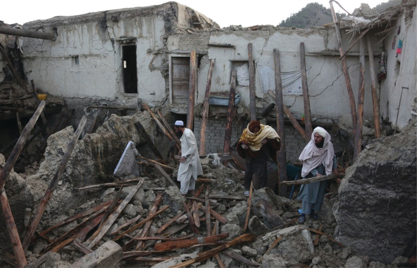 અફઘાનિસ્તાનમાં ભૂકંપ બાદ ભયાનક સ્થિતિ, મૃત્યુઆંક 2200ને પાર, અનેક જિલ્લામાં ભૂખમરાની સ્થિતિ 3 - image