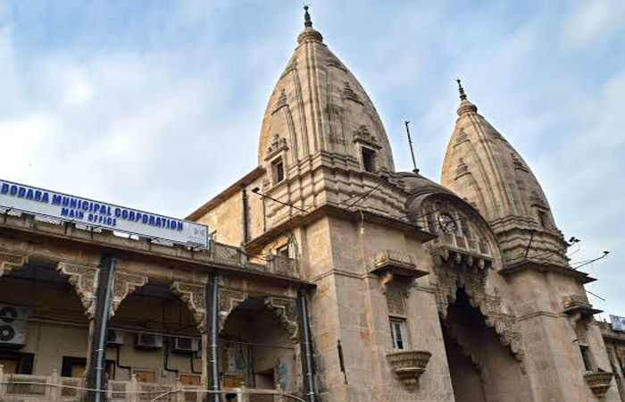 વડોદરાના સમા બ્રીજ અને મકરપુરા GIDC જતા રસ્તાને નડતરરૂપ EMEની કમ્પાઉન્ડ વોલ હટાવી પહોળા કરવા માગ 1 - image