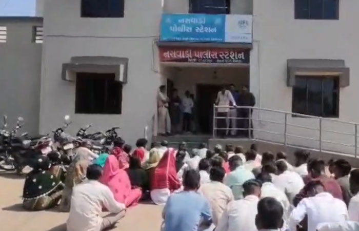 છોટા ઉદેપુર: નસવાડીમાં દિવ્યાંગ યુવતી સાથે દુષ્કર્મ, હાલત નાજુક, ગેંગ રેપના આક્ષેપ સાથે પોલીસ મથકે હોબાળો 1 - image