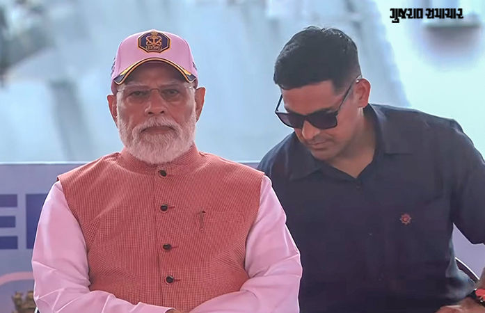 Re-NEET પરીક્ષા: વિદ્યાર્થીઓને ટ્રાફિક ન નડે તે માટે 45 મિનિટ એરપોર્ટ પર જ રોકાયા PM મોદી 1 - image
