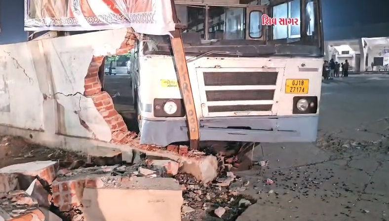 પંચમહાલના શહેરા બસ સ્ટેશનમાં ઉભેલી બસ ગબડીને કમ્પાઉન્ડ વોલ સાથે અથડાઈ 3 - image