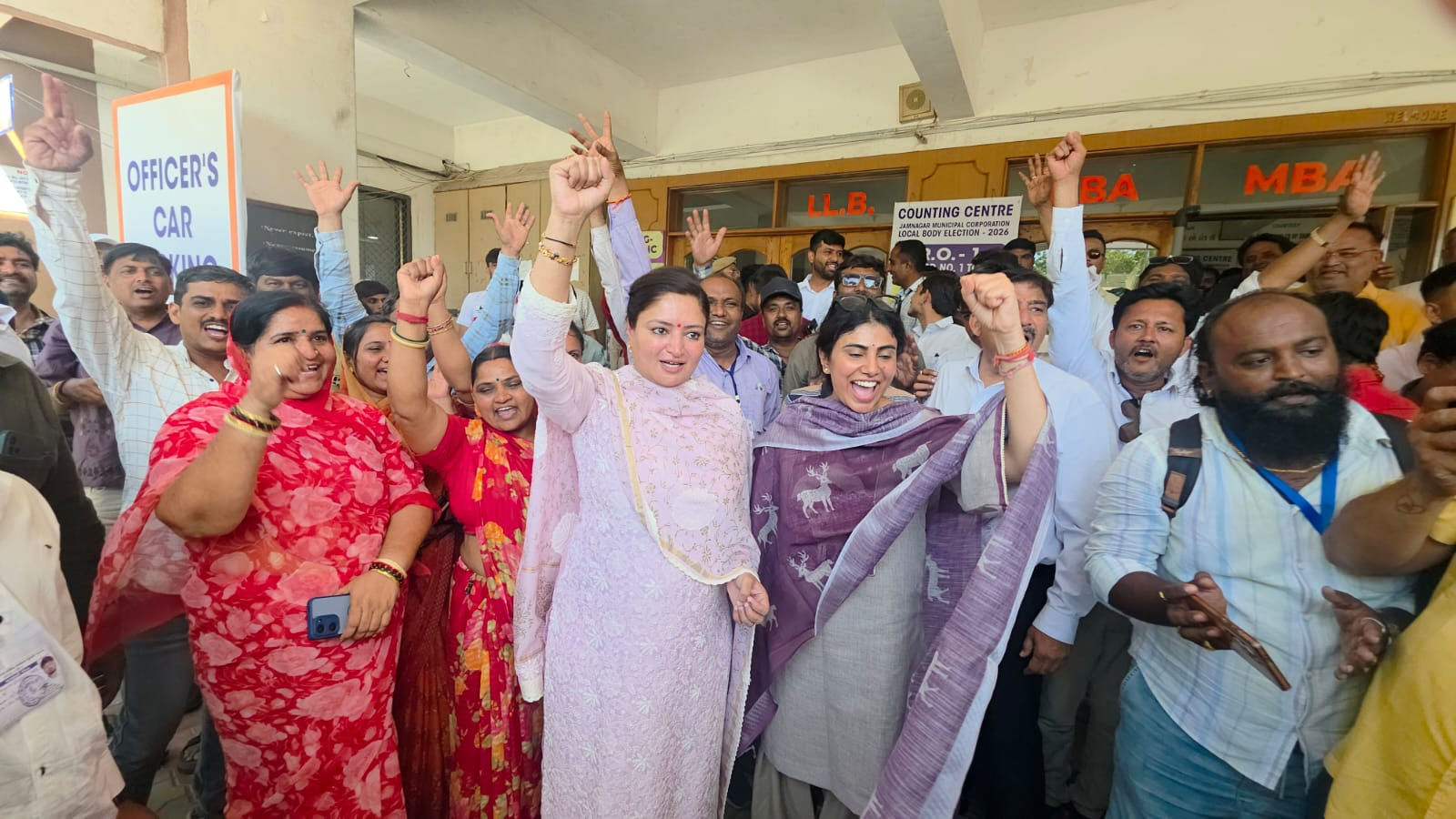 જામનગર: શબ્દોના બાણ બાદ સ્નેહની સરવાણી! પૂનમ માડમ અને રિવાબા જૂની કડવાશ ભૂલી જીતના જશ્નમાં ભેટી પડ્યા 2 - image