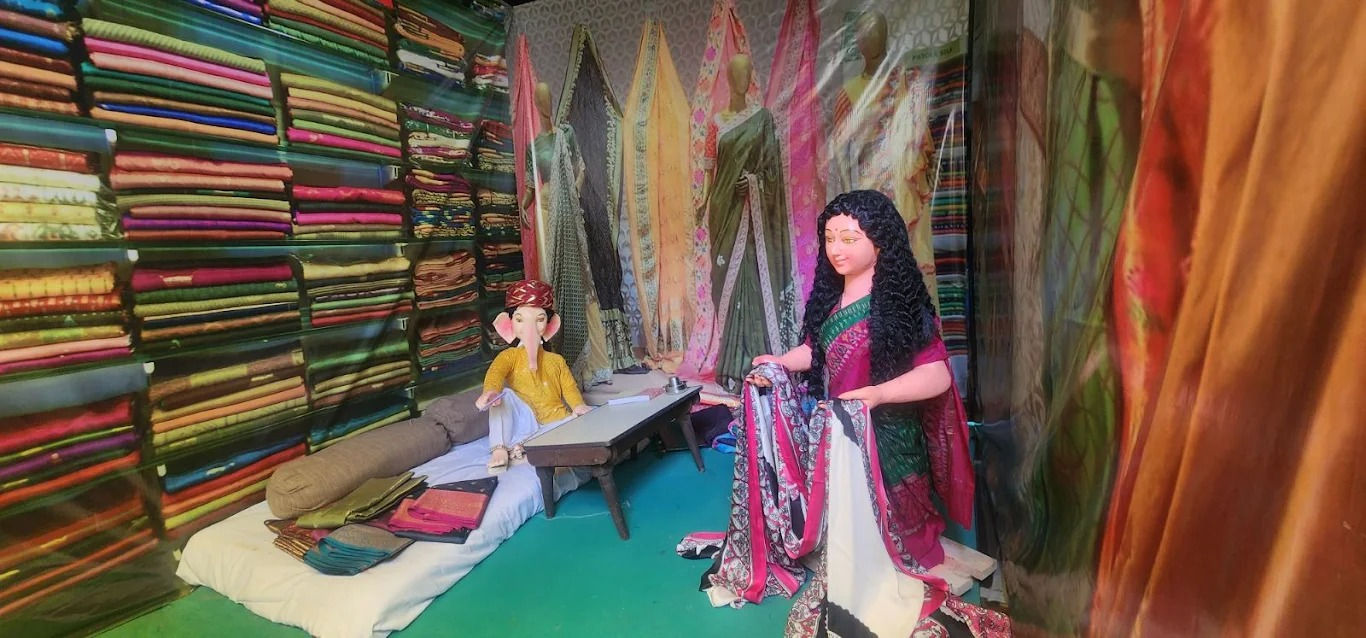 સુરતની ઓળખ સમા ઉદ્યોગોની થીમ પર ગણેશજીની અનોખી પ્રતિમાઓ, મહિધરપુરામાં ગણેશોત્સવ આકર્ષણનું કેન્દ્ર 2 - image