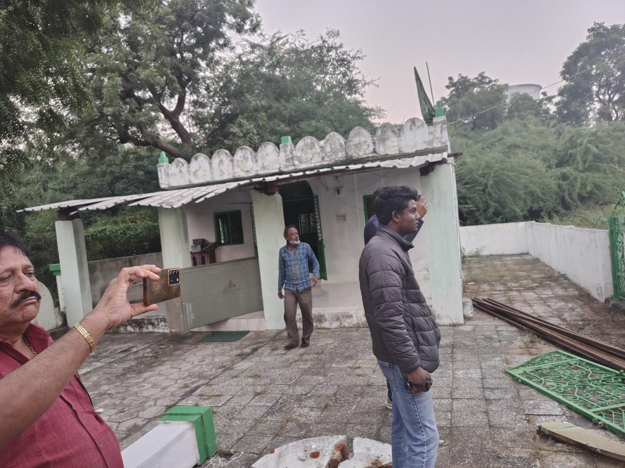 ગાંધીનગરના પેથાપુરમાં સરકારી જમીન પર બાંધેલી બે દરગાહો તોડી પડાઈ, વક્ફ બોર્ડમાં રજિસ્ટર્ડ હતી 2 - image