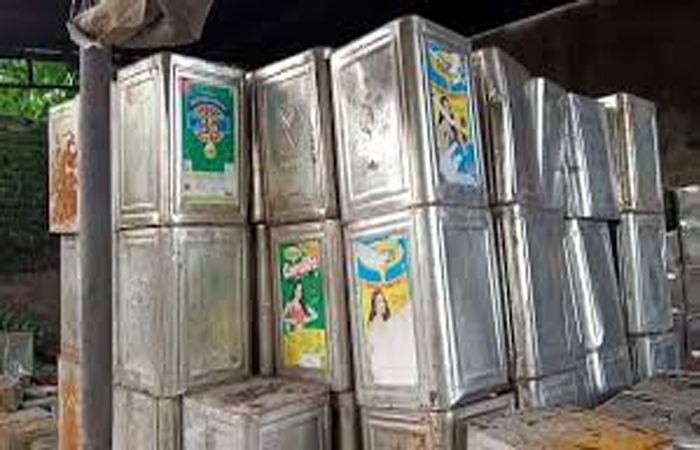 વડોદરા શહેરમાં પામોલીન-સરસીયુ તેલ રીફીલ પેક કરીને બજારમાં ધકેલવાના કૌભાંડનો વિડીયો વાયરલ 1 - image