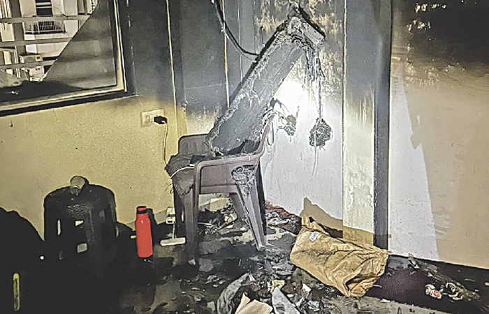 કુડાસણના ફ્લેટમાં આગની ઘટનામાં બેંક કર્મચારી યુવતીનું શંકાસ્પદ મોત 1 - image