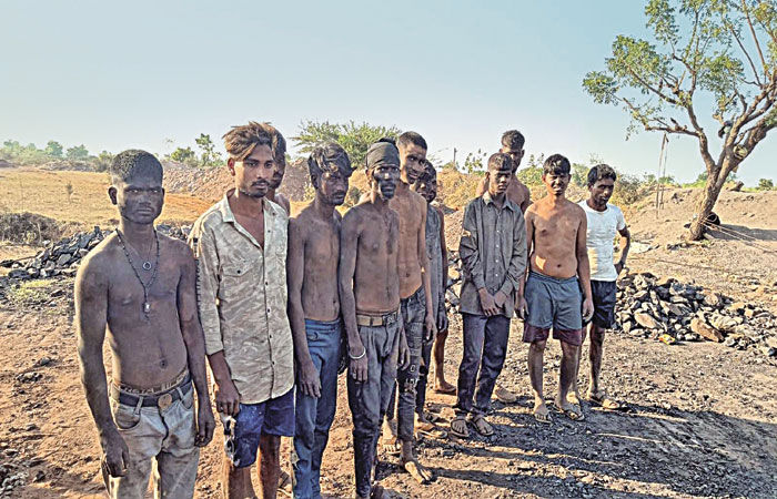 ચોરવીરામાં 7 ગેરકાયદે કોલસાના કૂવા ઝડપાયા - 25 લાખનો મુદ્દામાલ જપ્ત 1 - image