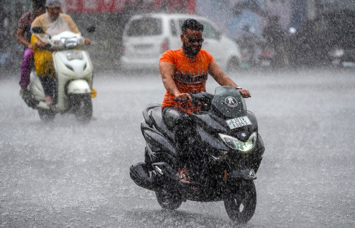 અમદાવાદમાં વહેલી સવારથી ધીમીધારે વરસાદ શરૂ, શહેરમાં અંધારપટ, રાજ્યમાં કેવી છે સ્થિતિ? 1 - image